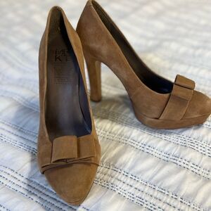 🌟MRKT Claire suede camel bow heels, size 8